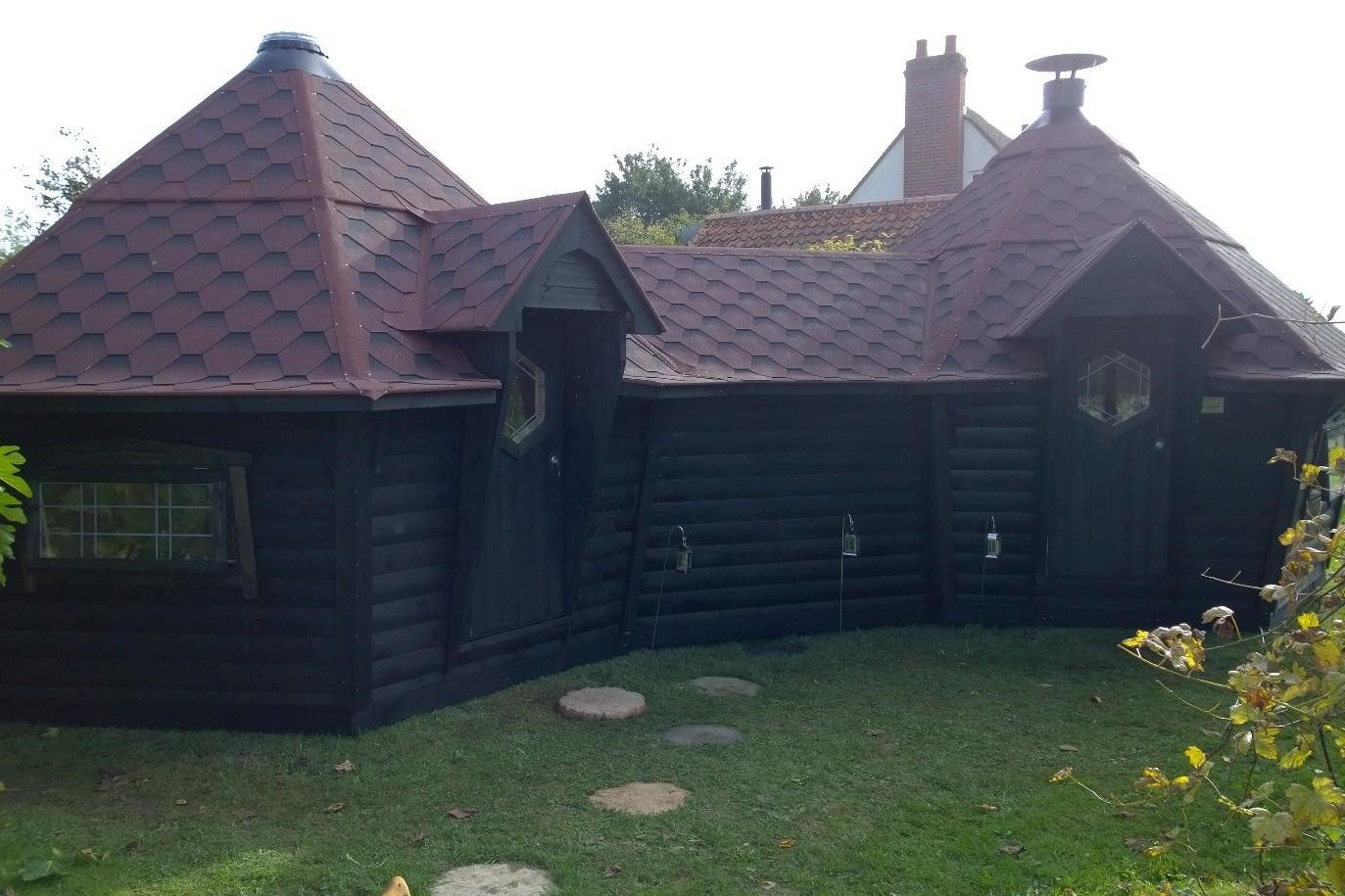 Ivy Green Equestrian Connected Cabin Black with Red Roof
